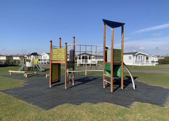 Modern & luxe Skegness lodge stay sleeps 6 & has a hot tub